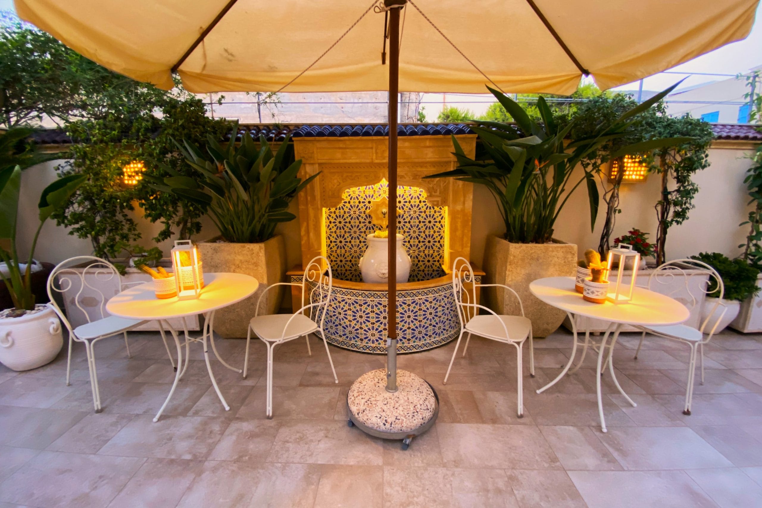 Chambres - Riad Comfort Rooms France chaises jardin fontaine parasol riad comfort rooms san vito lo capo 1