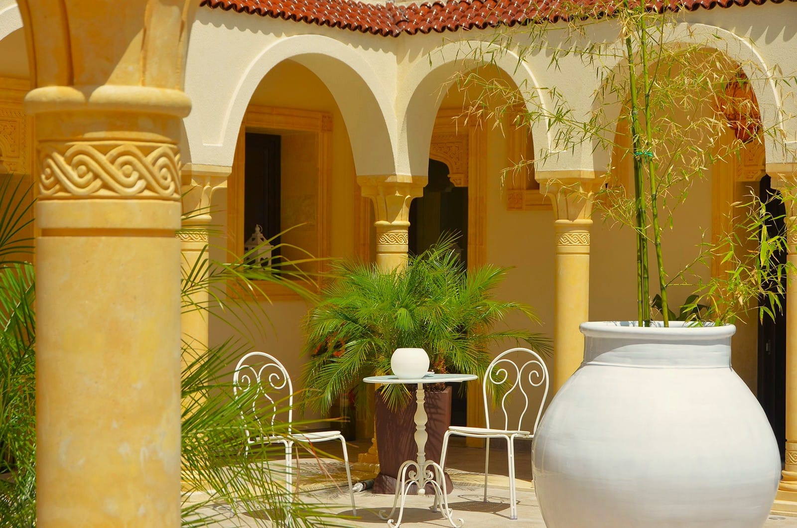 Chambres - Riad Comfort Rooms France colonnes pierre patio riad comfort rooms san vito lo capo 12
