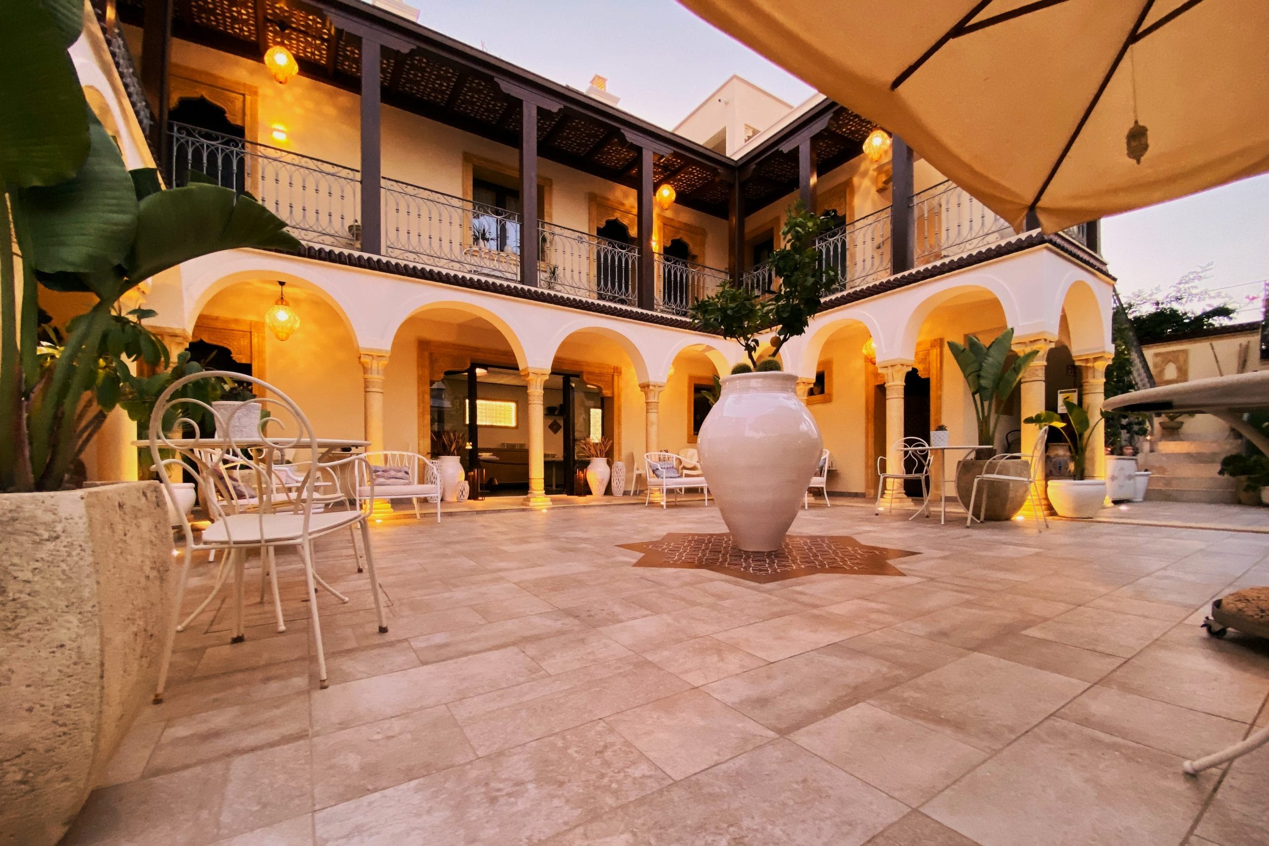 Chambres - Riad Comfort Rooms France coucher de soleil patio riad comfort rooms san vito lo capo 2