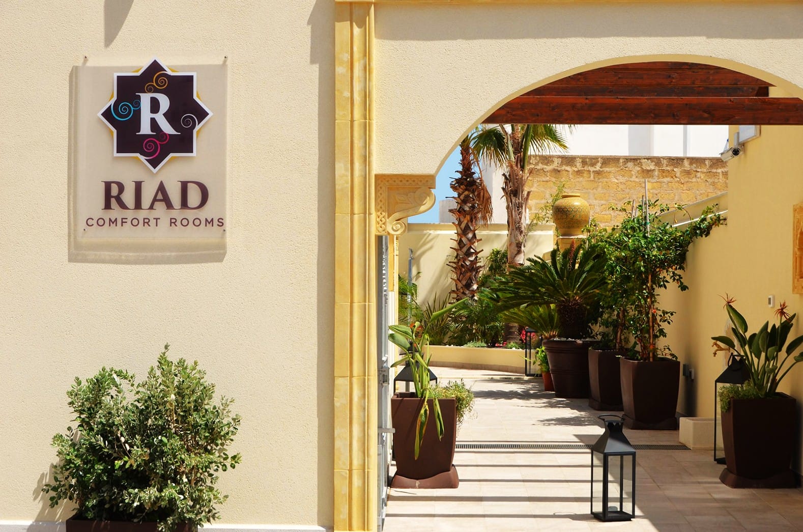 Chambres - Riad Comfort Rooms France details entree riad comfort rooms san vito lo capo 10