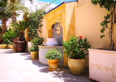 fontaine majolique entree pierre taillee main riad comfort rooms