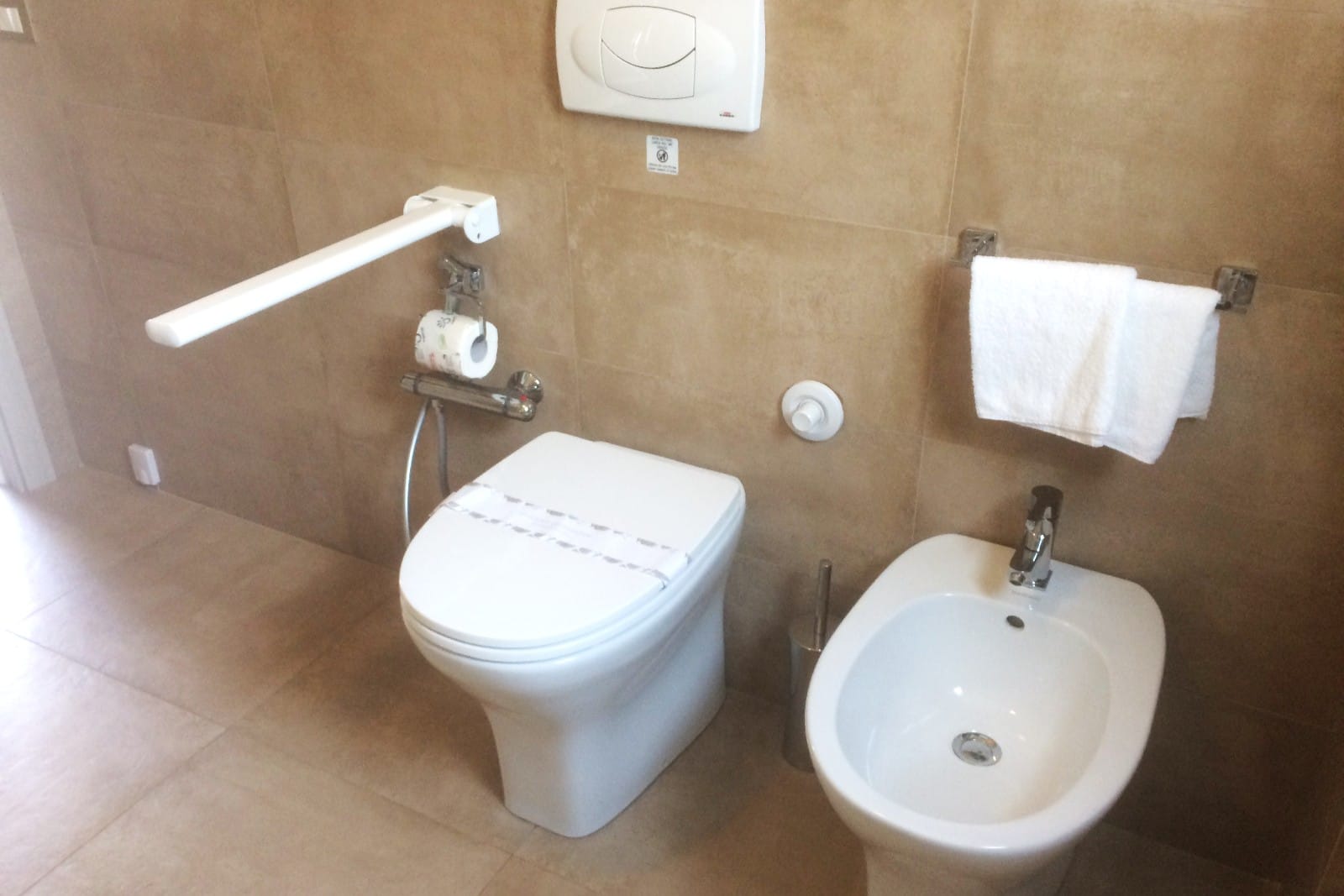 Chambres - Riad Comfort Rooms France salle de bain accessible douche chambre comfort rez de chaussee double arcs or riad comfort rooms 1