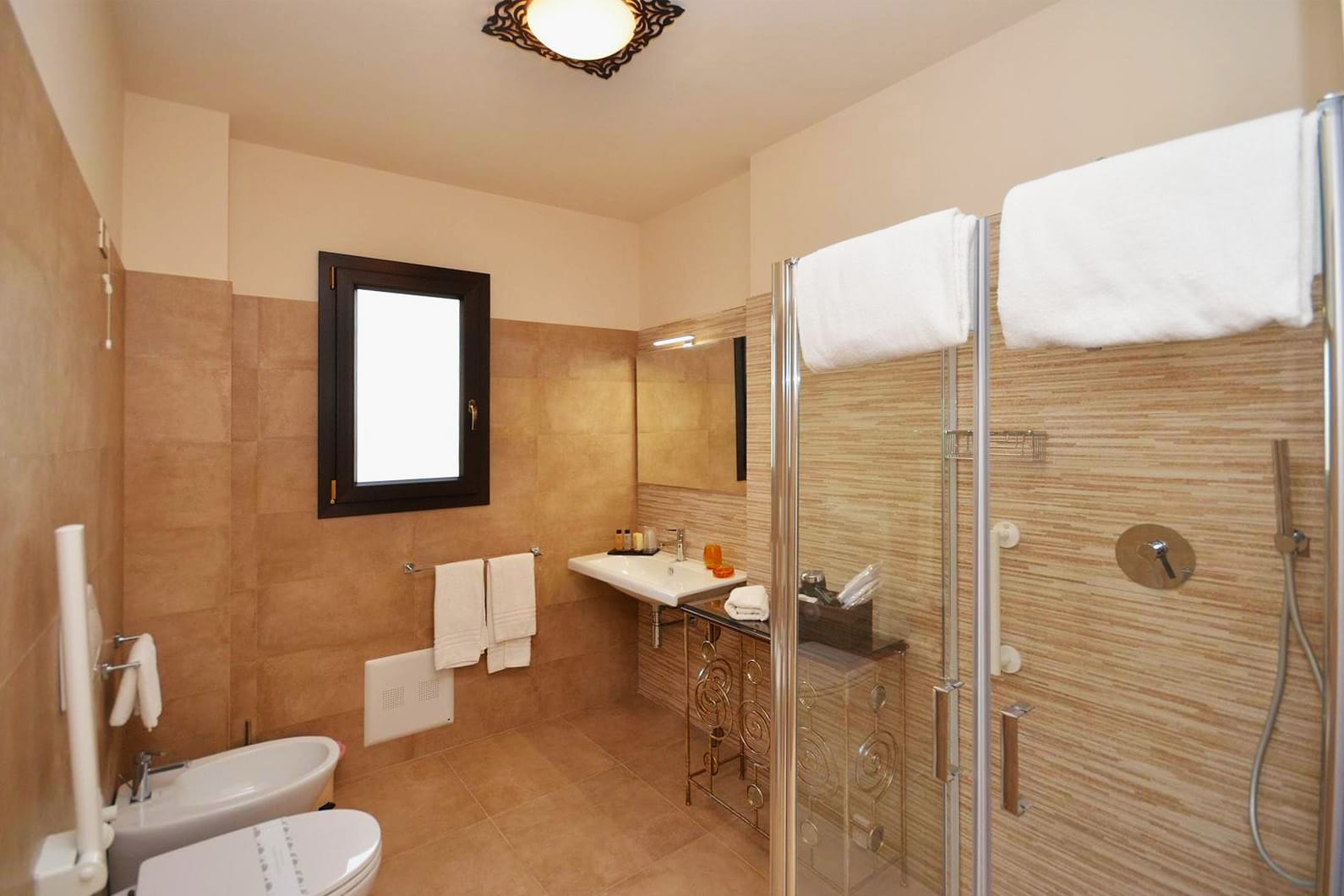 Chambres - Riad Comfort Rooms France salle de bain accessible douche chambre comfort rez de chaussee double arcs or riad comfort rooms 1