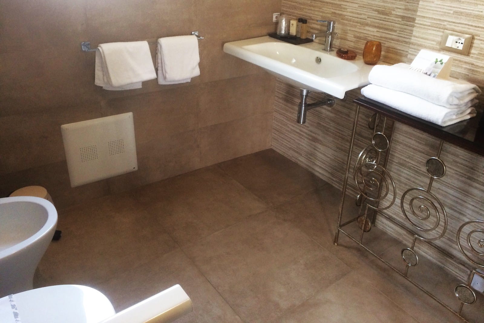 Chambres - Riad Comfort Rooms France salle de bain accessible douche chambre comfort rez de chaussee double arcs or riad comfort rooms 2