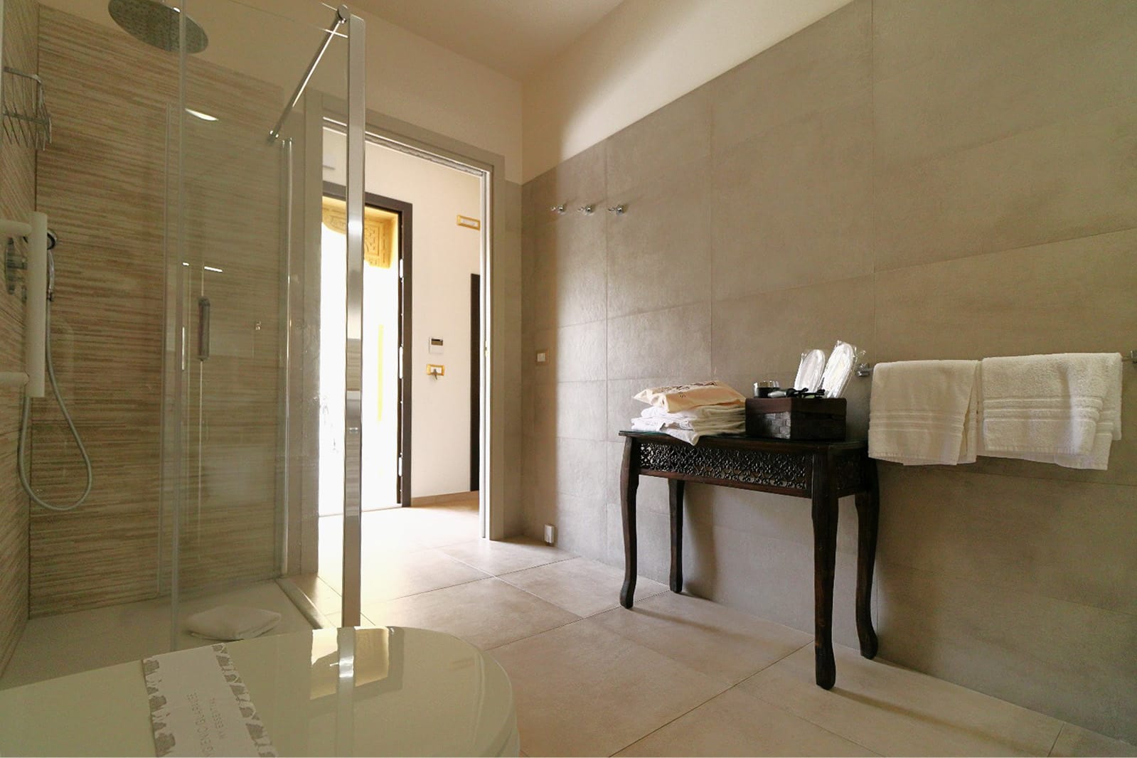 Chambres - Riad Comfort Rooms France salle de bain accessible douche chambre comfort rez de chaussee double arcs or riad comfort rooms 2