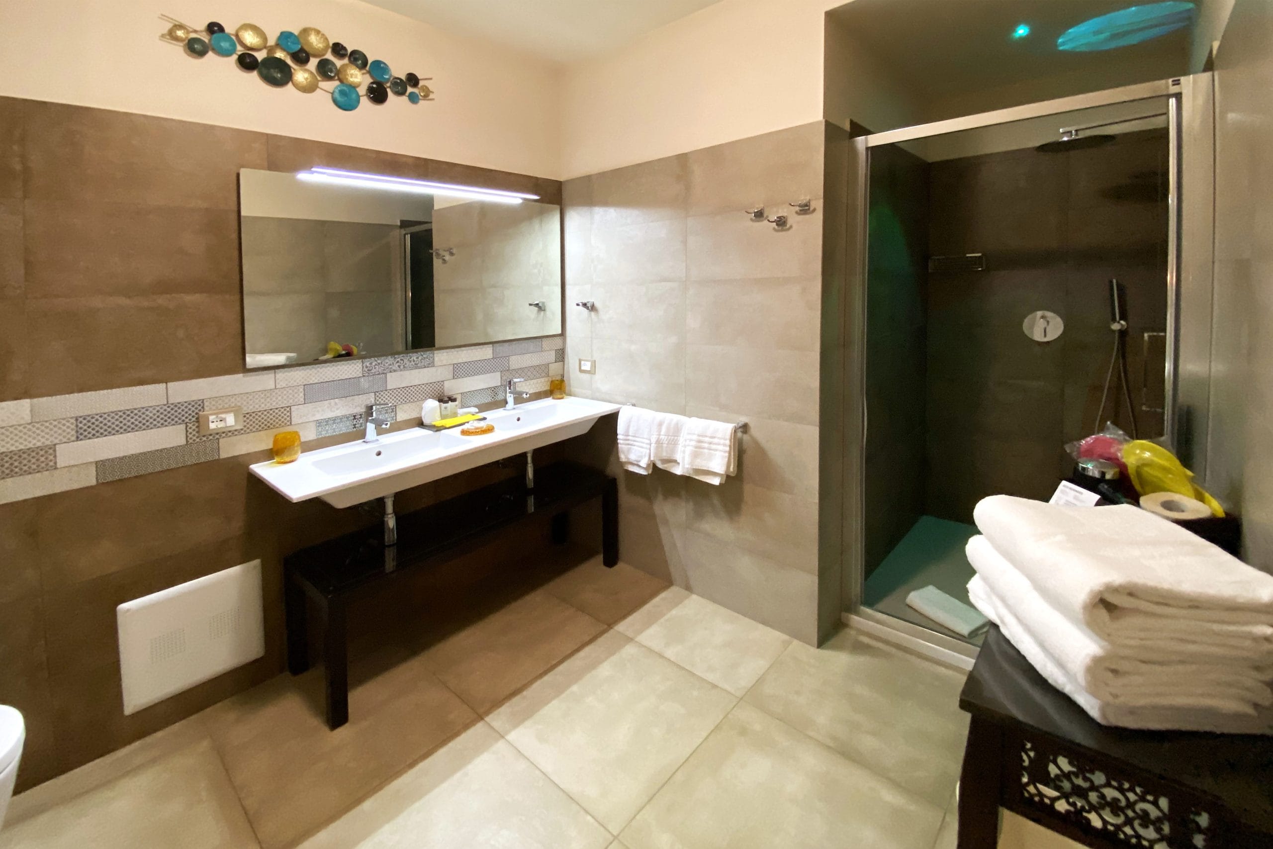 Chambres - Riad Comfort Rooms France salle de bain double vasque douche chambre deluxe lit double riad comfort rooms 1