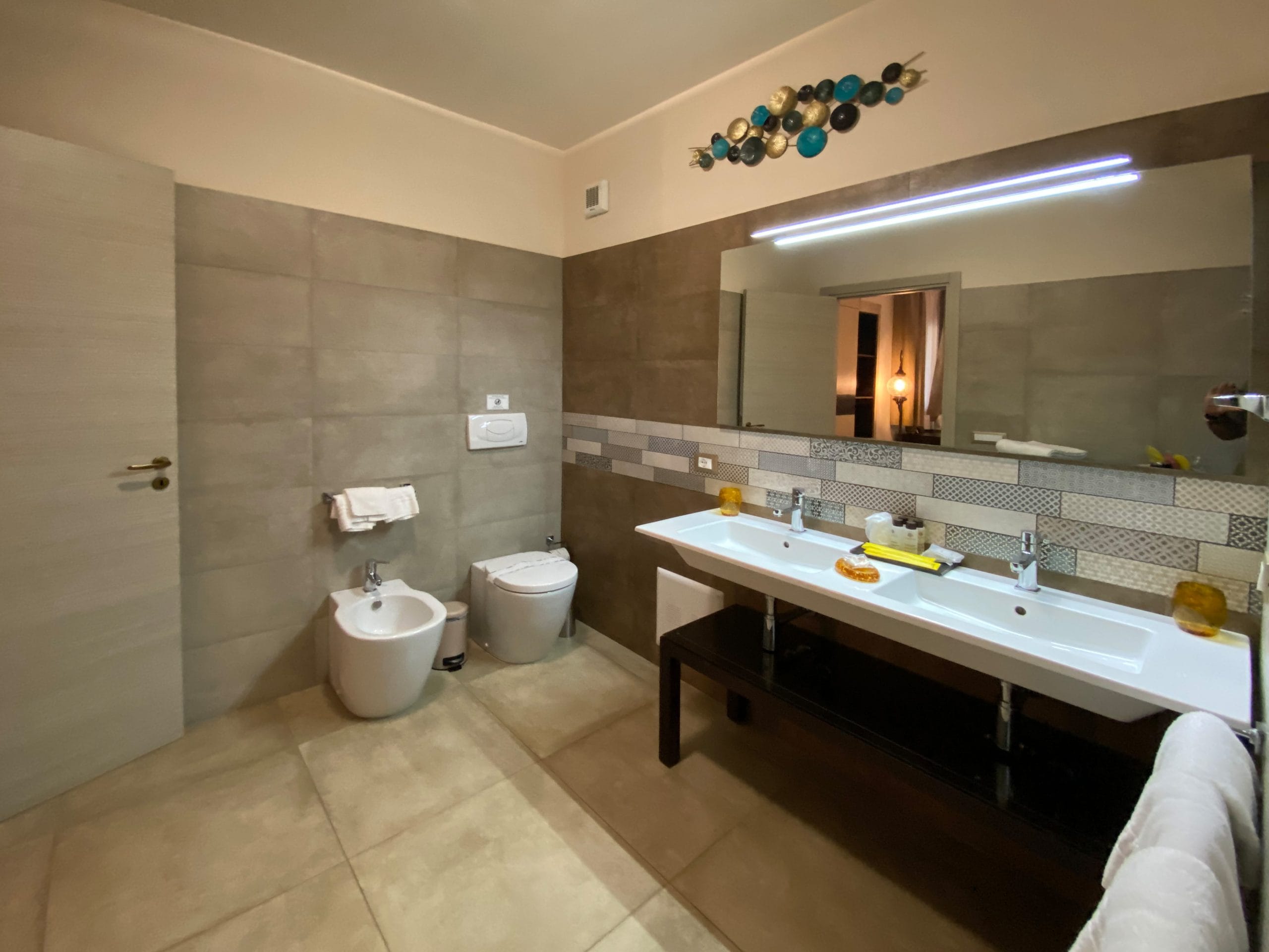 Chambres - Riad Comfort Rooms France salle de bain double vasque douche chambre deluxe lit double riad comfort rooms 2