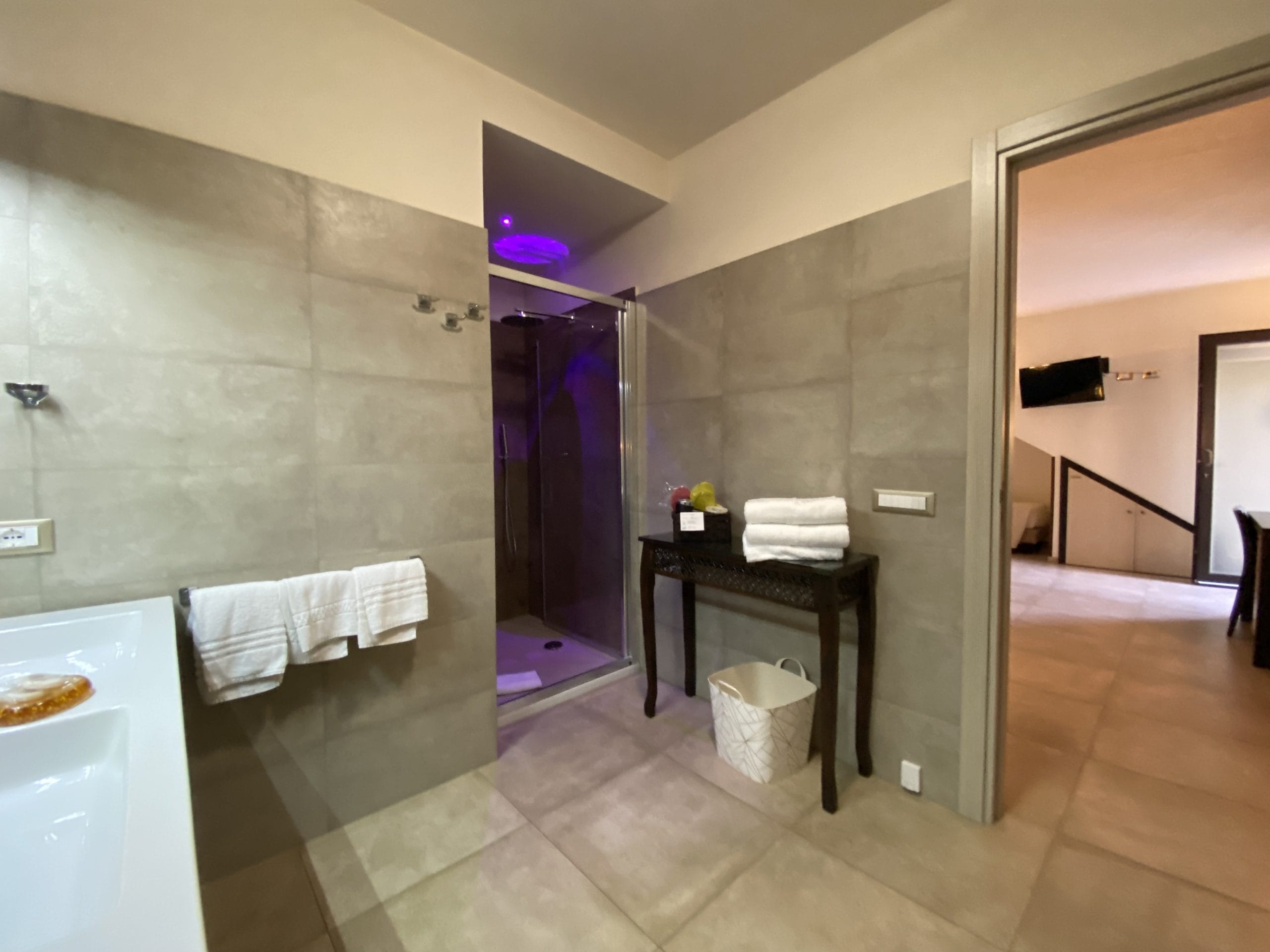 Chambres - Riad Comfort Rooms France salle de bain double vasque douche chambre deluxe lit double riad comfort rooms 3