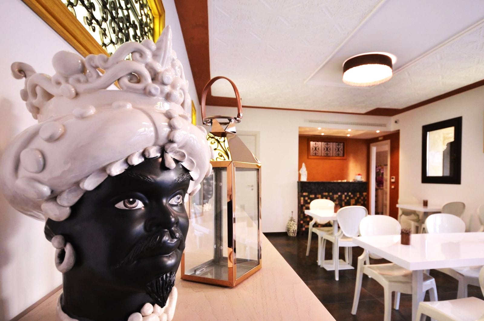 Chambres - Riad Comfort Rooms France salle petit dejeuner detail tete maure ceramique riad comfort rooms 7