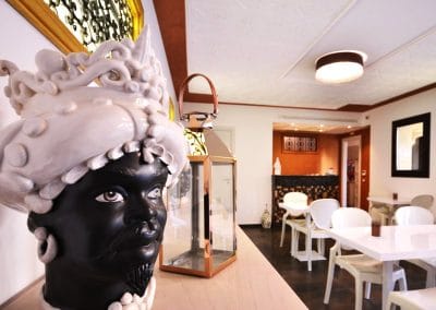 Gallery - RIAD COMFORT ROOMS -sala-colazione-dettaglio-testa-di-moro-ceramica-riad-comfort-rooms-san-vito-lo-capo-mare-vacanze (7)